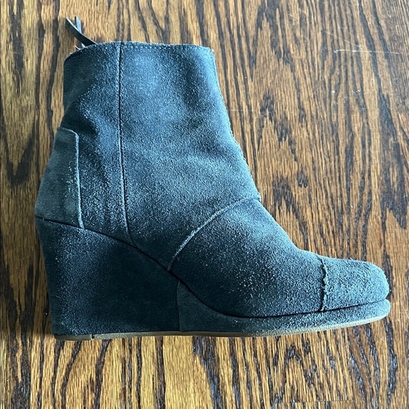 Like🎉TOMS Desert Wedge Dark Gray Suede Wedge Boots Size W7 - Picture 8 of 13